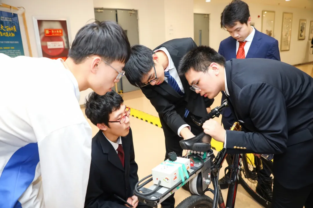 外賣(mài)爬樓車(chē)、藥品分揀機(jī)、智能手杖……看交大學(xué)子的花式“作業(yè)”